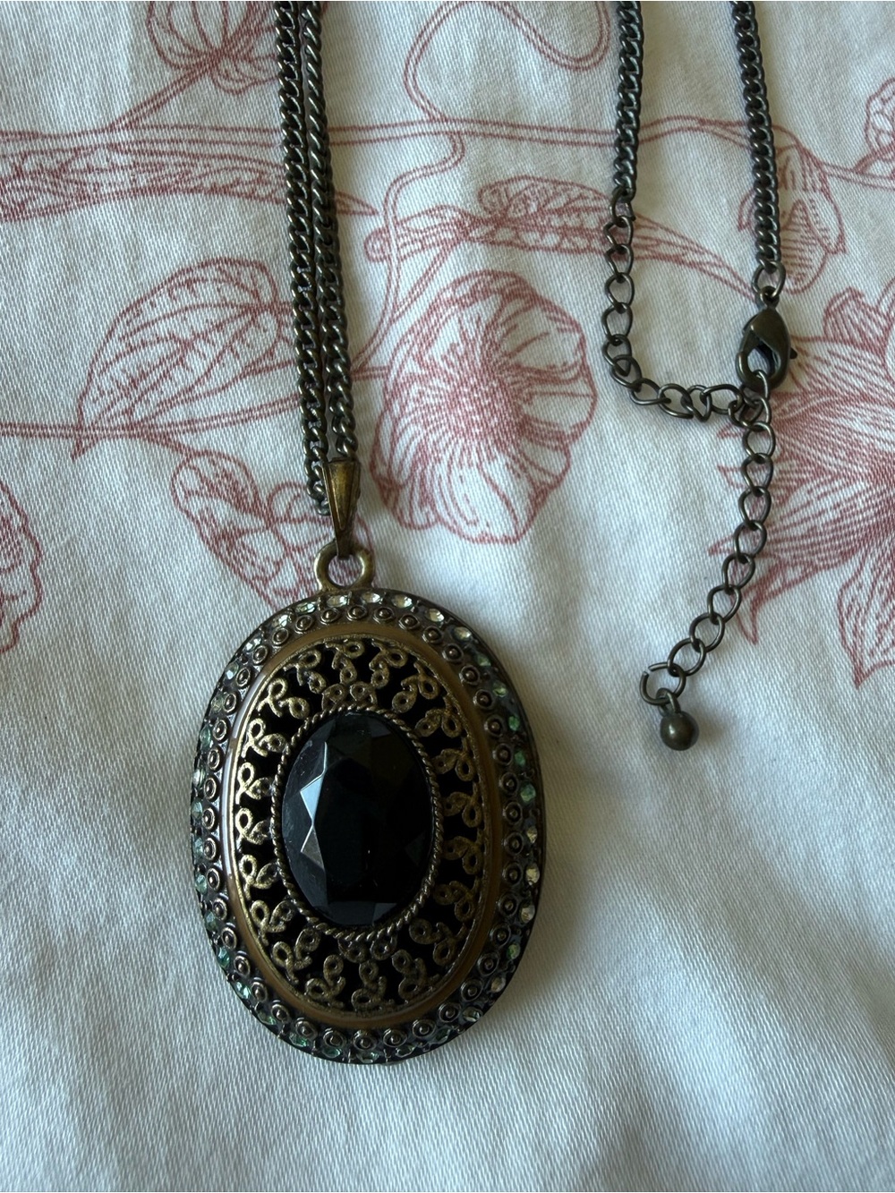Antique-Style Black Stone Pendant Necklace - Women Jewelry